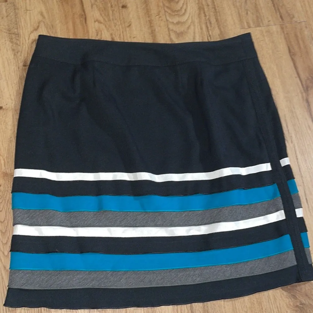 White house black market 8 skirt side zip - Image 5