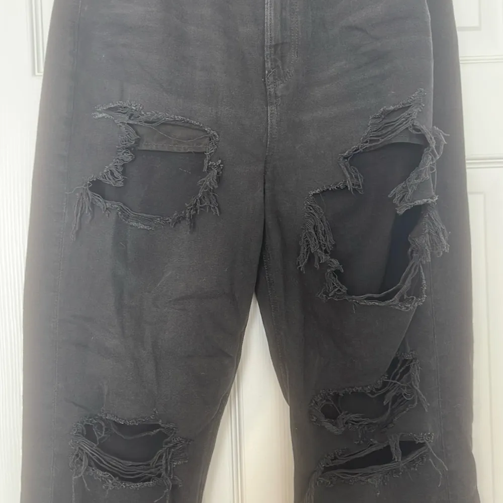 black ripped mom jean - Image 2