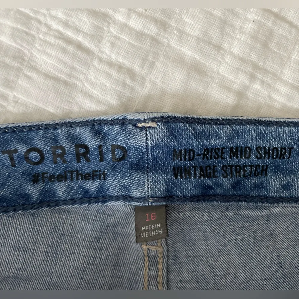TORRID Mid-Rise Distressed Raw Hem Medium Wash Denim Stretch Shorts Size 16 - Image 4