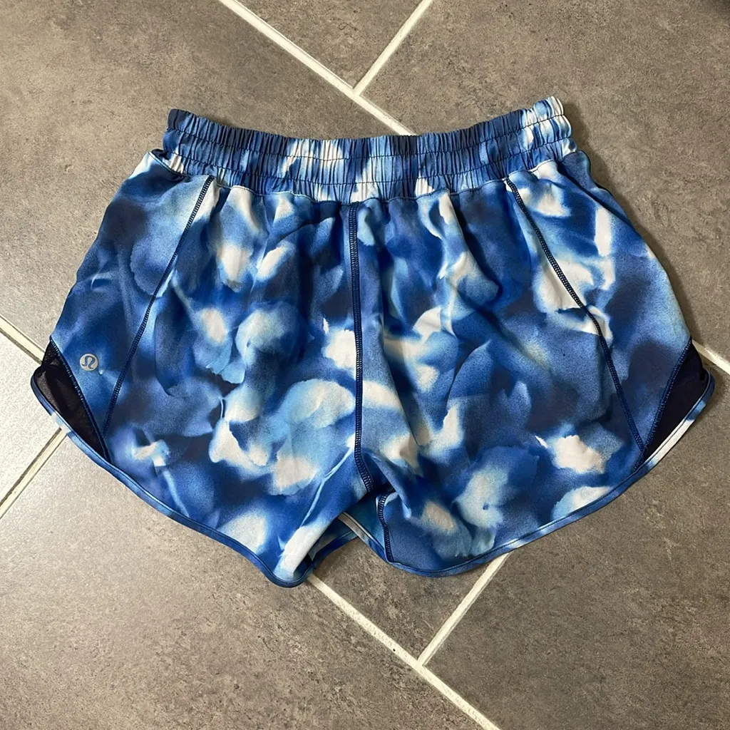 Lululemon Hotty Hot Short II Long 4" size 6 - Image 2