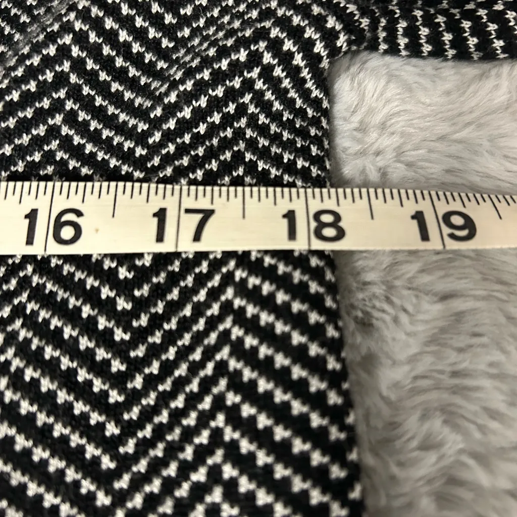 Women's Black and White Herringbone Sweater Size M - Image 4