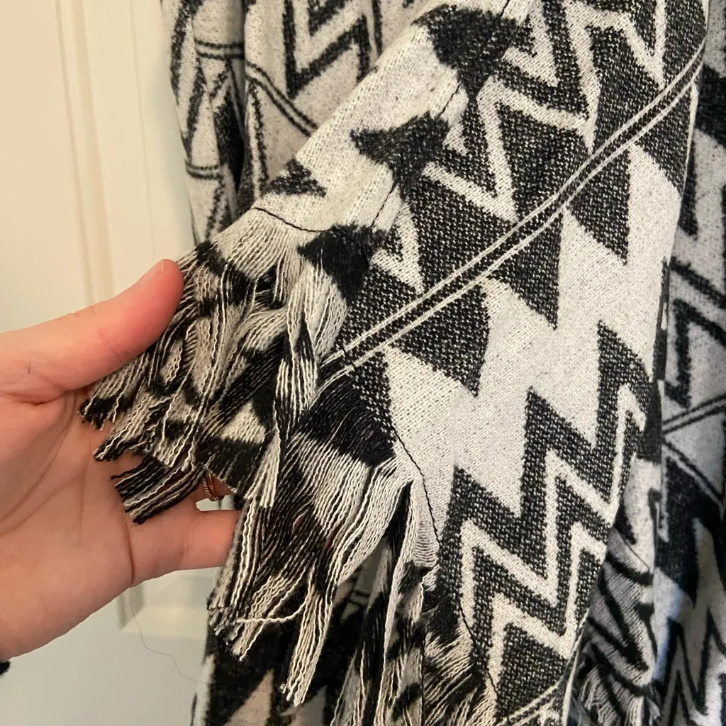 NEW‎ Jolt women’s black white geometric hooded drapey thick tassel vest large - Image 4