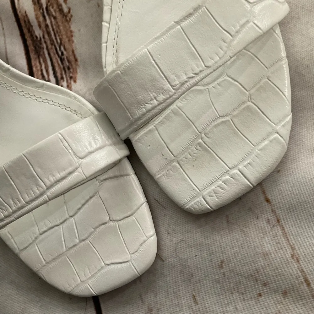 ZARA ALLIGATOR EMBOSSED WHITE STRAPPY HEELED SANDALS - Image 8