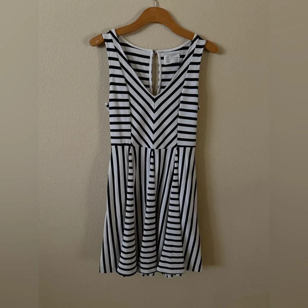 ANTHROPOLOGIE Saturday Sunday Dress Black and White Sleeveless V-Neck Mini Dress - Image 2