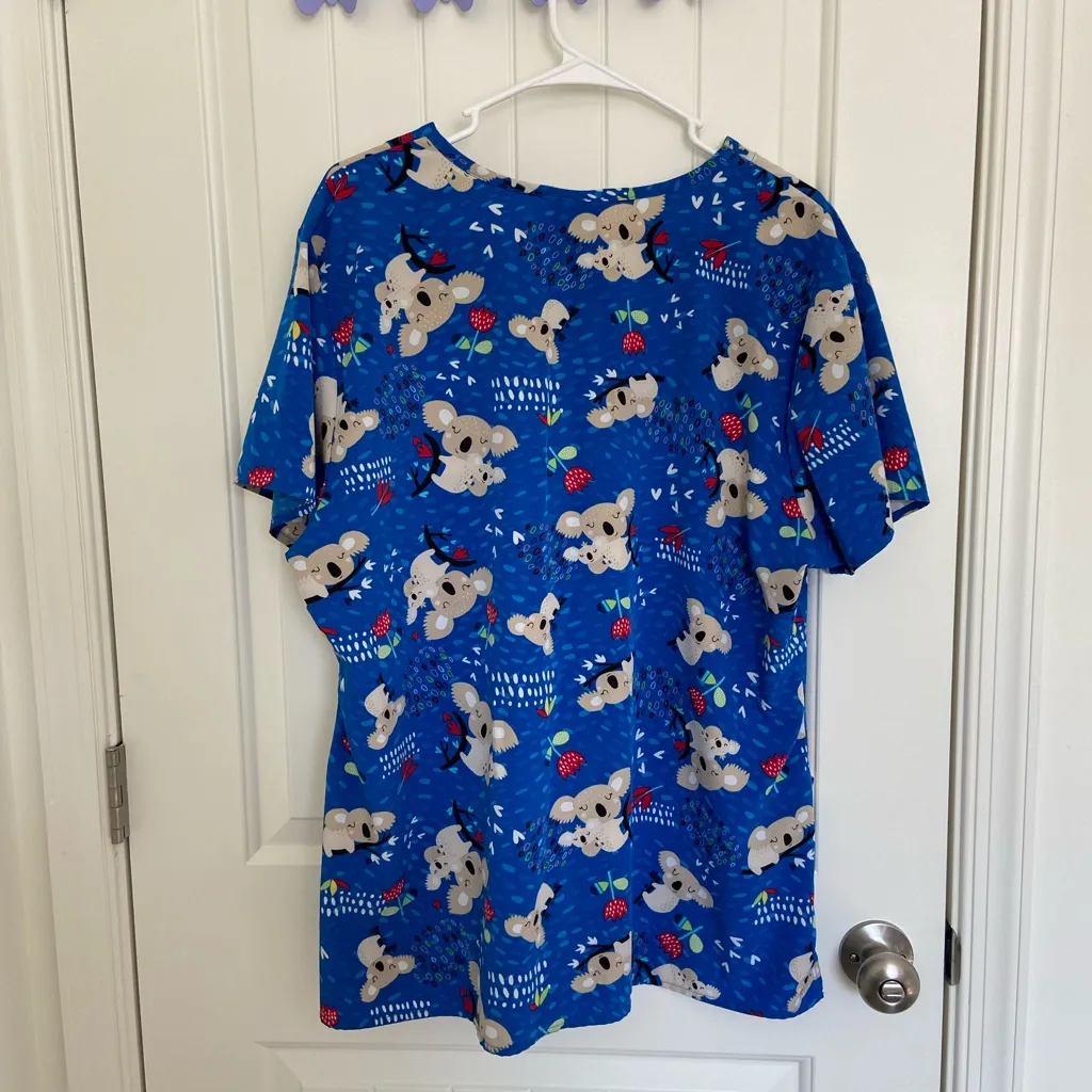 NWOT | Zoe + Chloe women’s bright blue‎ koala scrub top with pockets XL Blue - Image 5