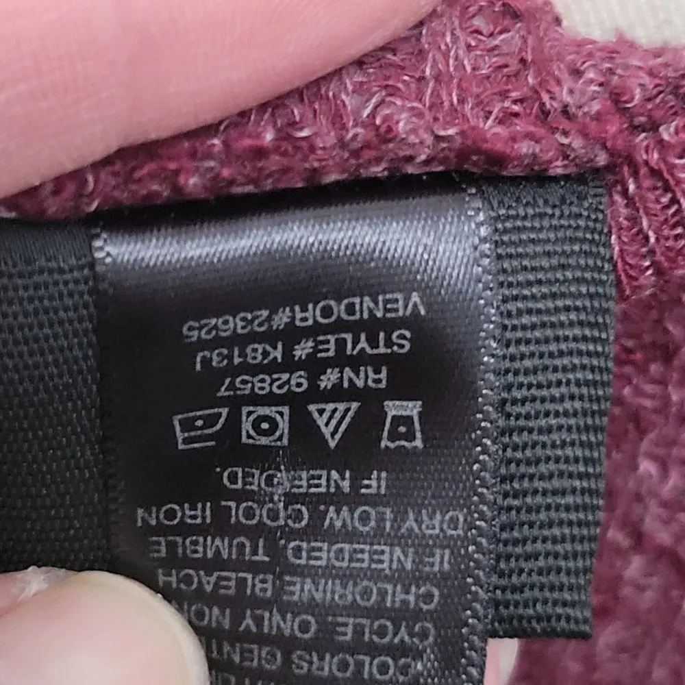 Daytrip cranberry waffle knit cold shoulder sweater size small - Image 9