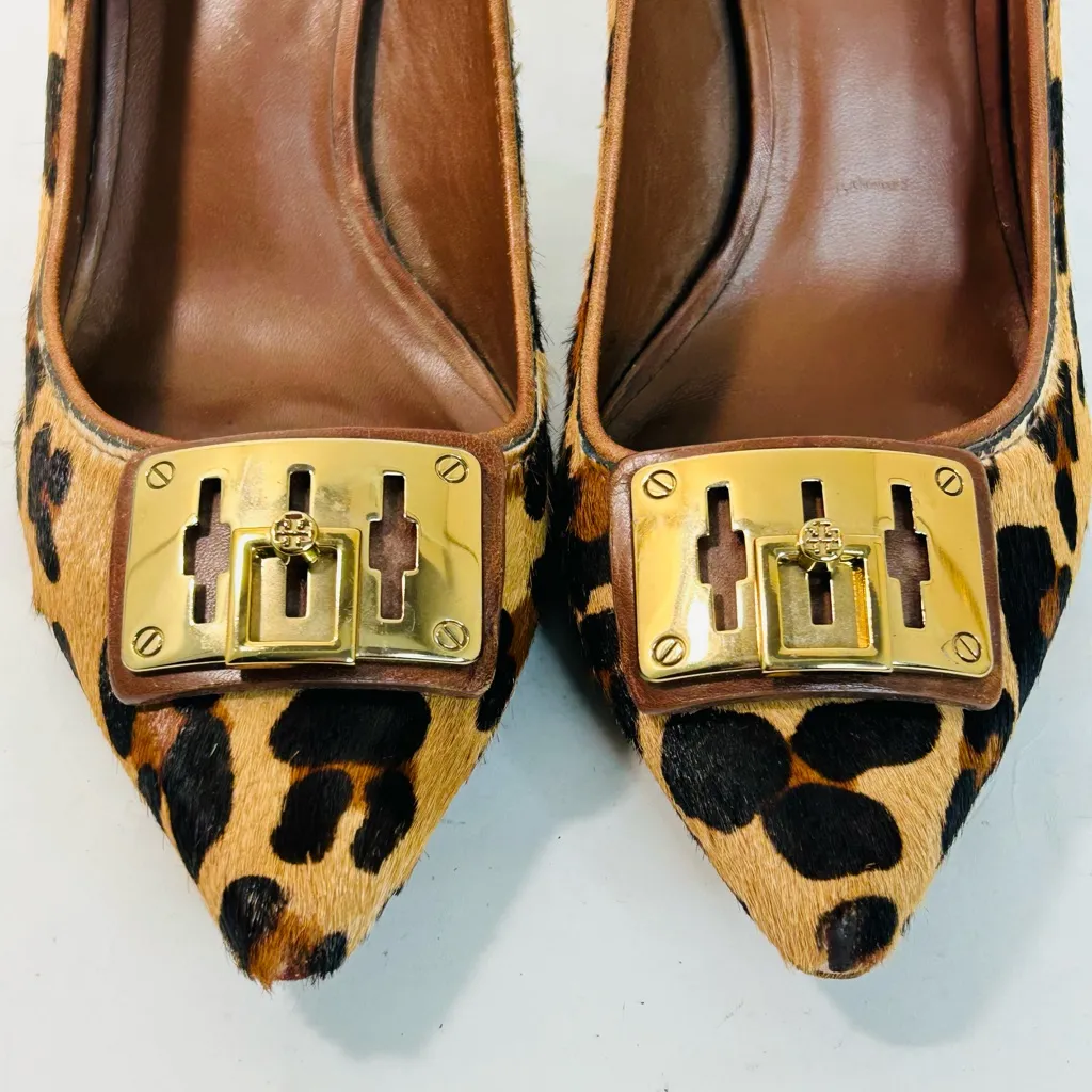 Tory Burch Celina Leopard Print Calf Hair Pumps, Pointed Toes, Gold Logo, sz 8.5 - Image 5
