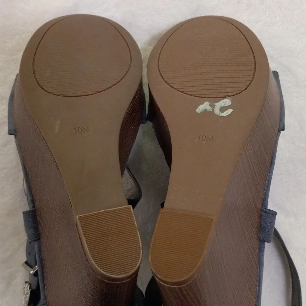 G by Guess Steel Blue & Faux Wood Strappy Platform Wedge Sandals NWOT - Image 9