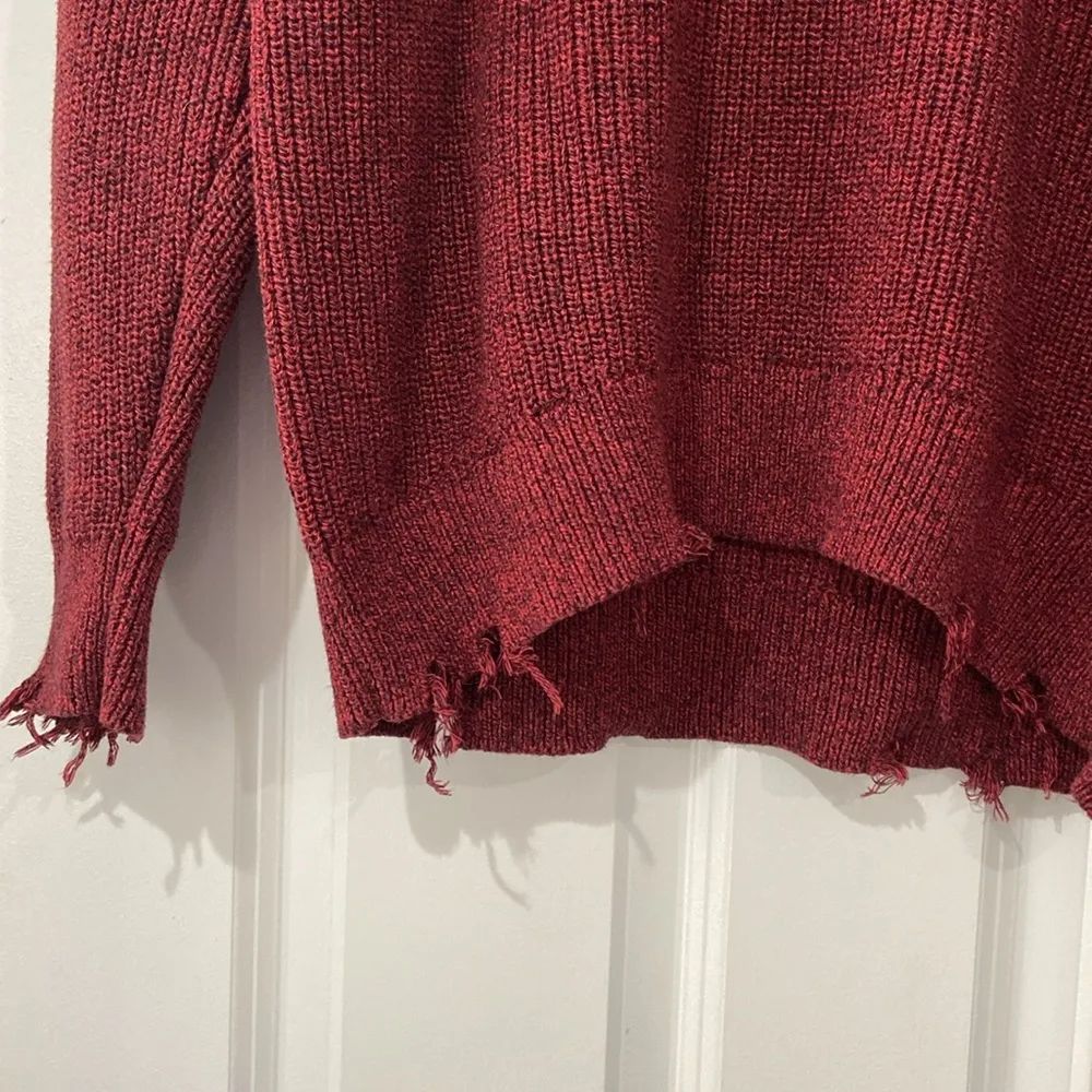 Distressed sweater size medium - Image 2