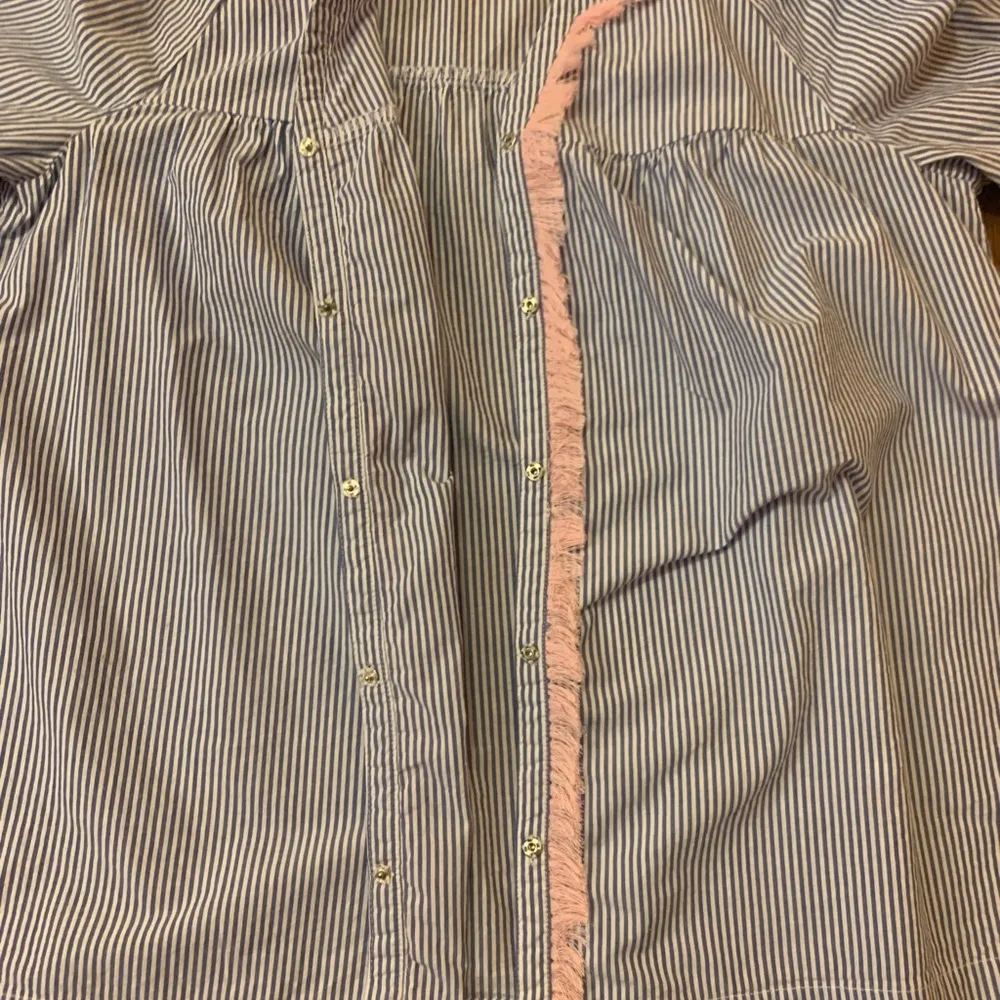 Crown & Ivy top Medium Blue White Pink Stripes Embroidery Fringe casual Snaps - Image 6