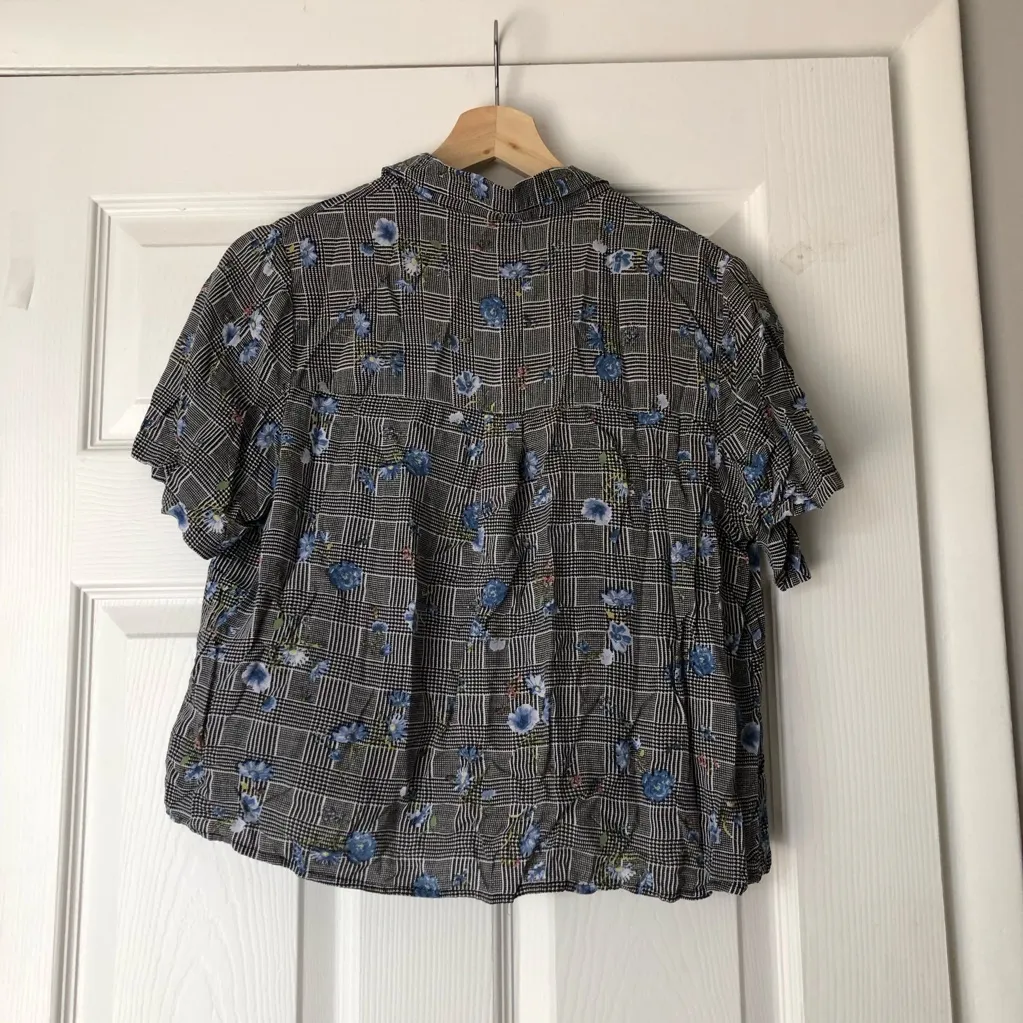 Passport Button Down Blue Floral Crop top White Size L - Image 4