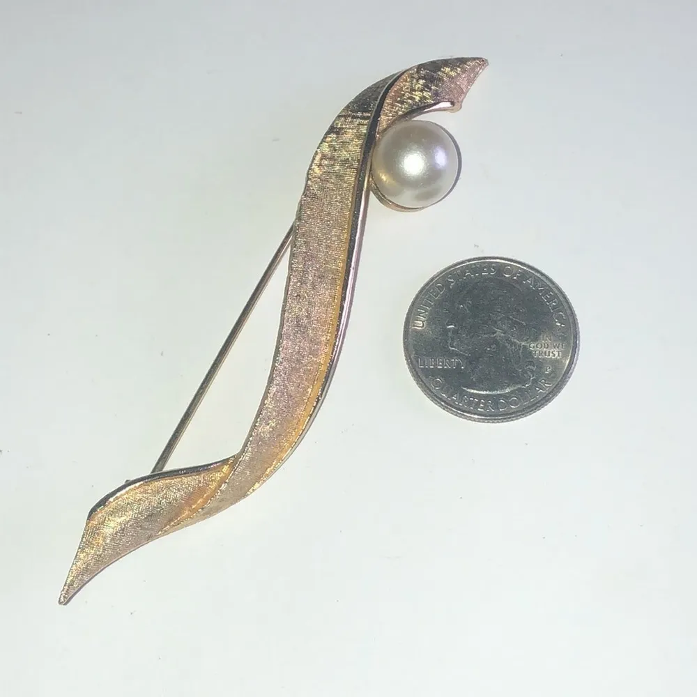 Coro Pegasus Vintage Gold Tone & Faux Pearl Brooch Shoulder Pin - Image 3