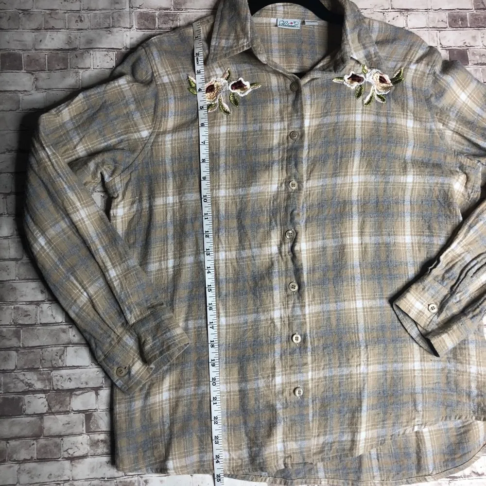 Woman’s Vintage Embroidered Plaid Flannel Button Down Gray Size L - Image 6