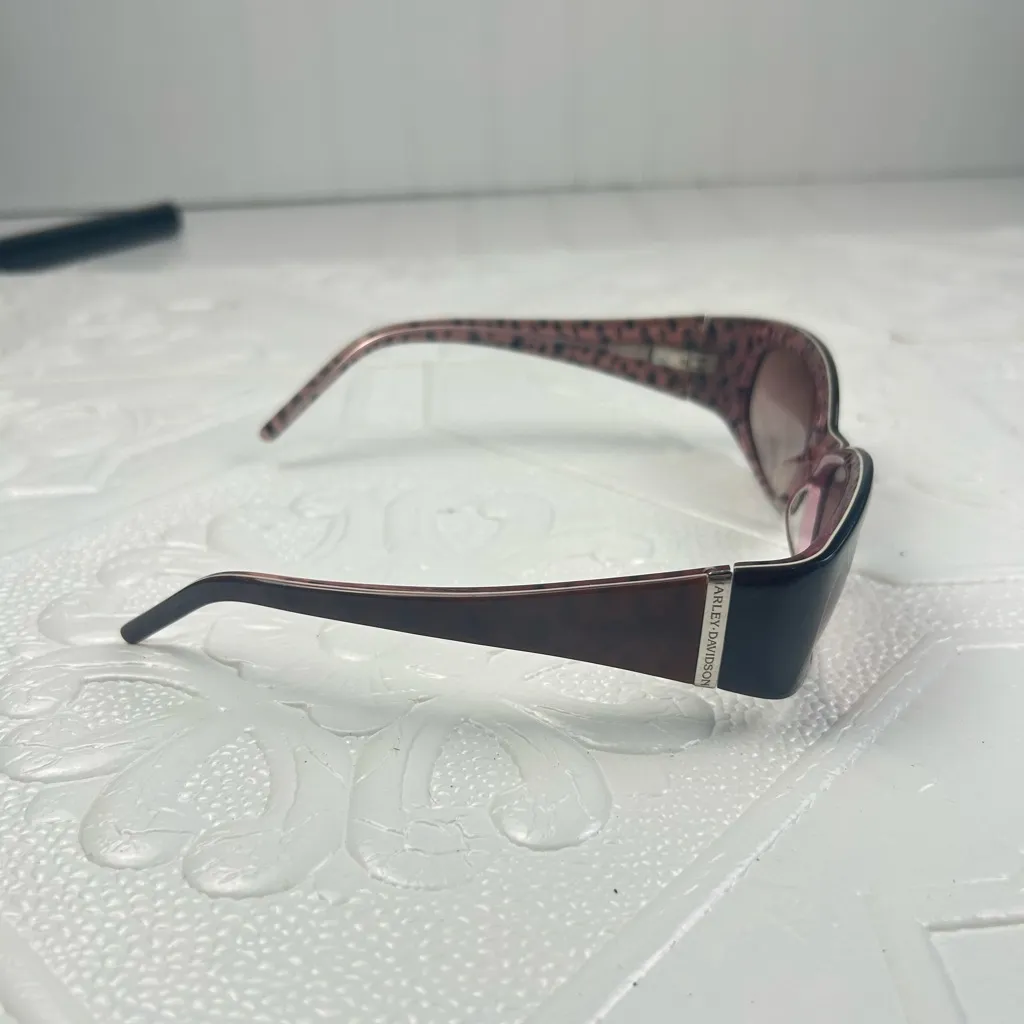 Harley Davidson Women’s Black Wrap Leopard Sunglasses Brown Gradient Lenses - Image 7