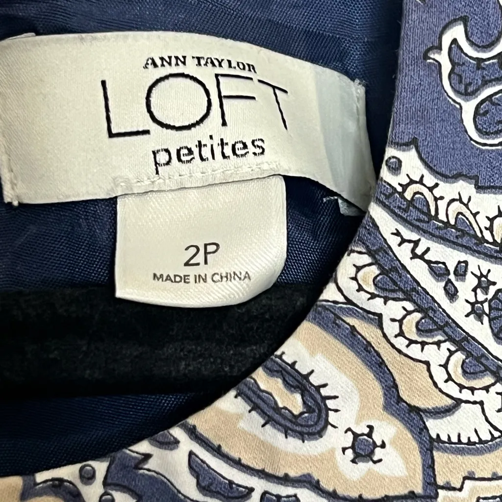 LOFT Women’s Navy and Cream Paisley Mini Dress - Size 2 petite - Image 3