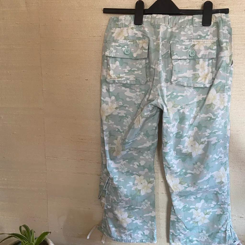 Old Navy Floral Capri Pants - Image 7