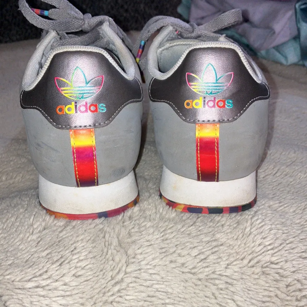 Adidas Samoa Gray Sneakers with Multicolor Sole, Size 7 - Image 4