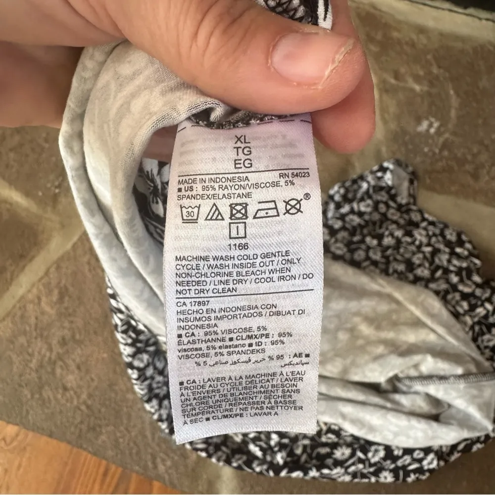 Black and White Floral Dress knee length stretchy round neck short sleeve - Image 6