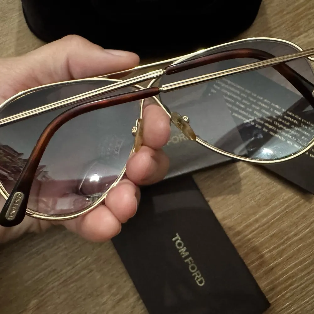 TOM FORD GOLD AVIATOR SUNGLASSES EUC VELVET CASE AND CARDS INCLUDED - Image 4