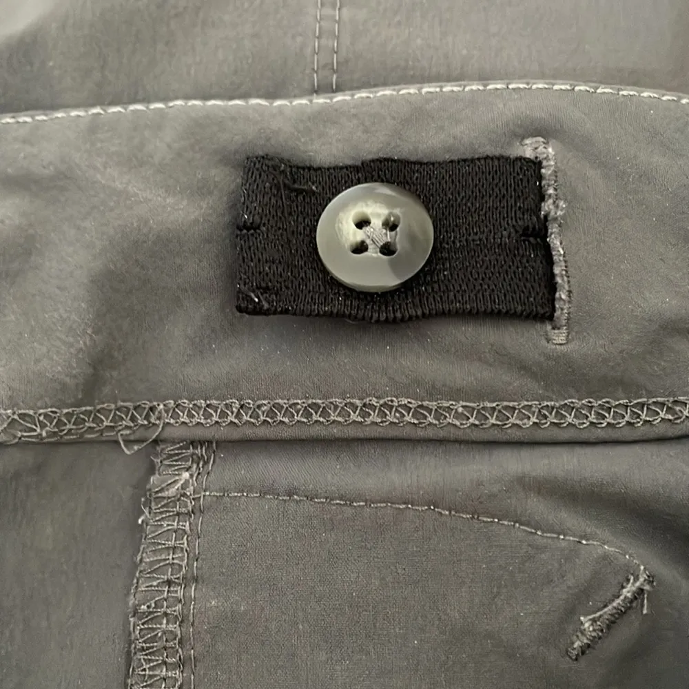 Mountain Hardwear Gray Bermuda Hiking Shorts 12 - Image 4