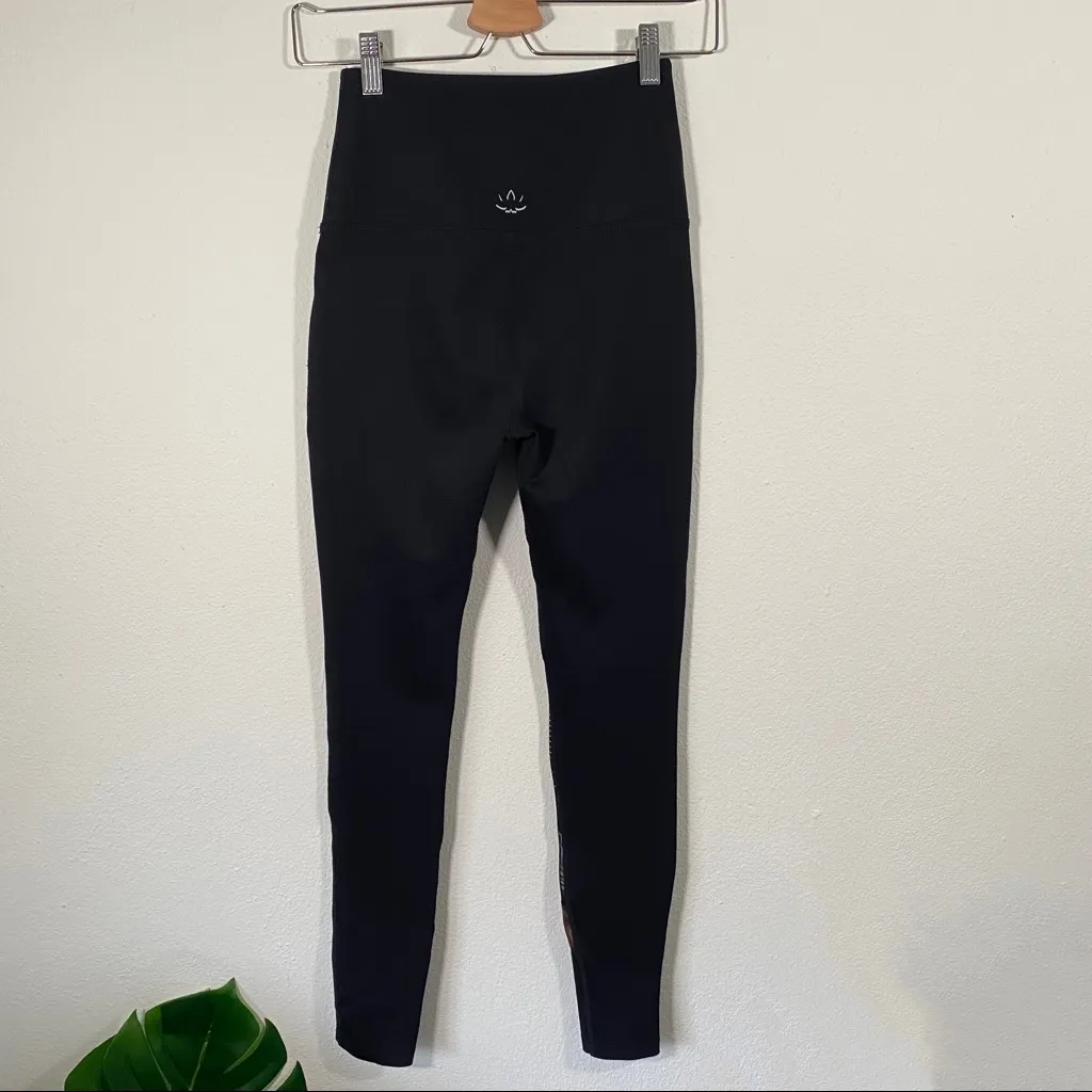 Beyond Yoga Soleil Limited Edition High Waisted Leggings Black & Gold Mesh Small - Image 6