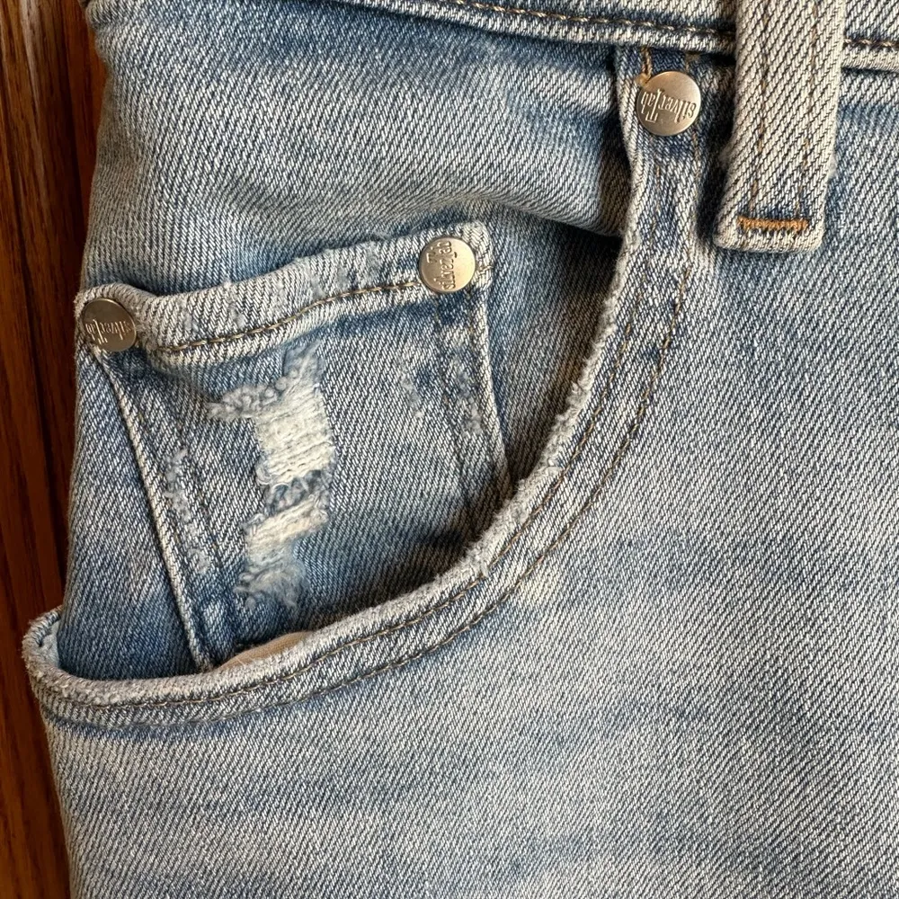 Levi’s Silvertab Mom Jeans 27x27 Baggy Distressed Light Wash - Image 4