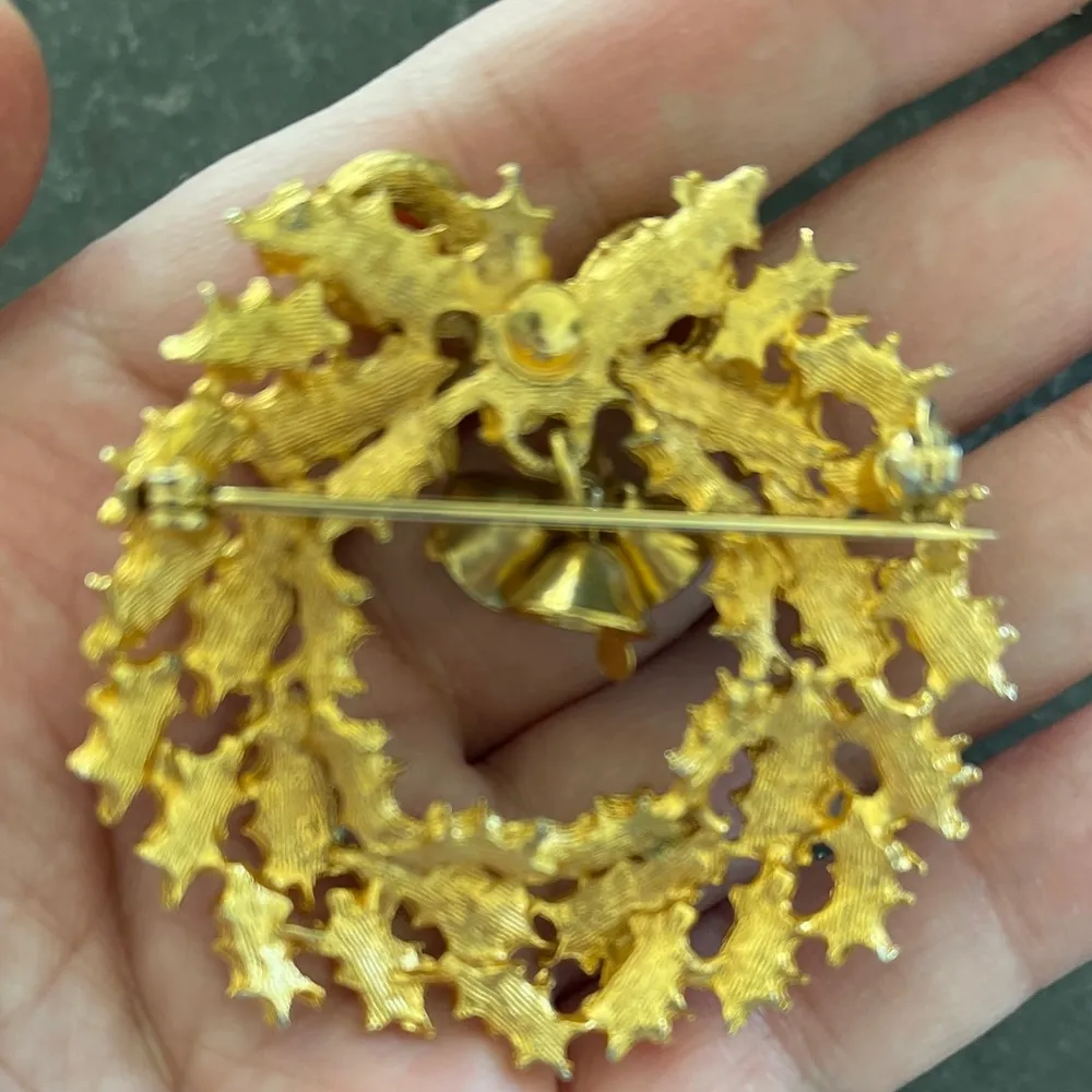 Vintage 1950s Green Rhinestone Gold Tone Christmas Bell Wreath brooch - Image 4