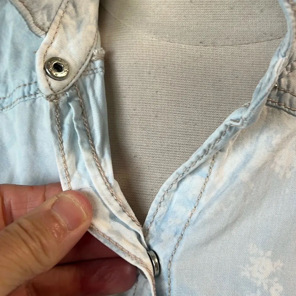 Denim Look Tank Top Snaps Blue Acid Wash Cotton Shirt Mudd Womens M Collared - Image 9