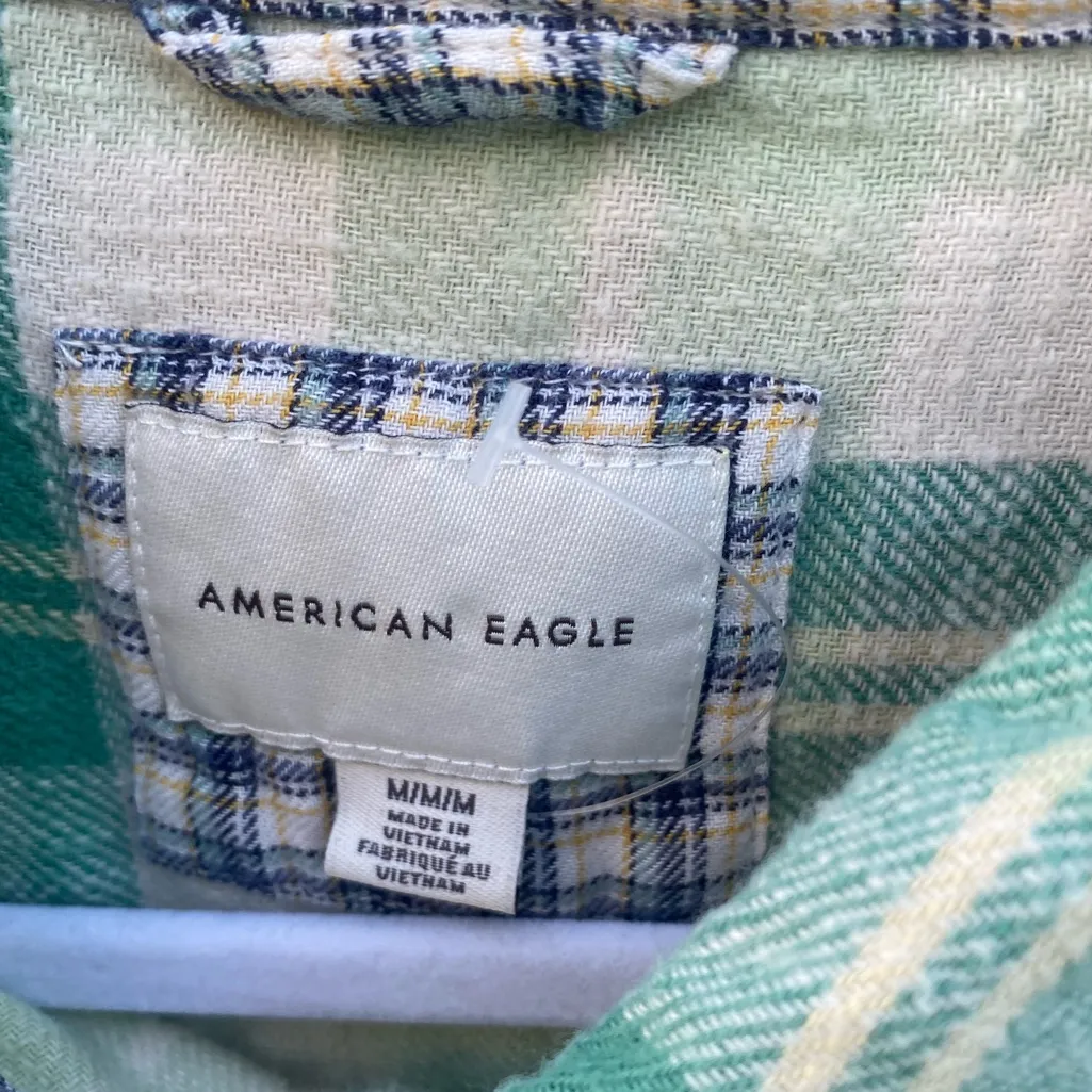 AE Cozy Cropped Flannel Shirt Size M in a mint Green & Creme Plaid Pattern - Image 8