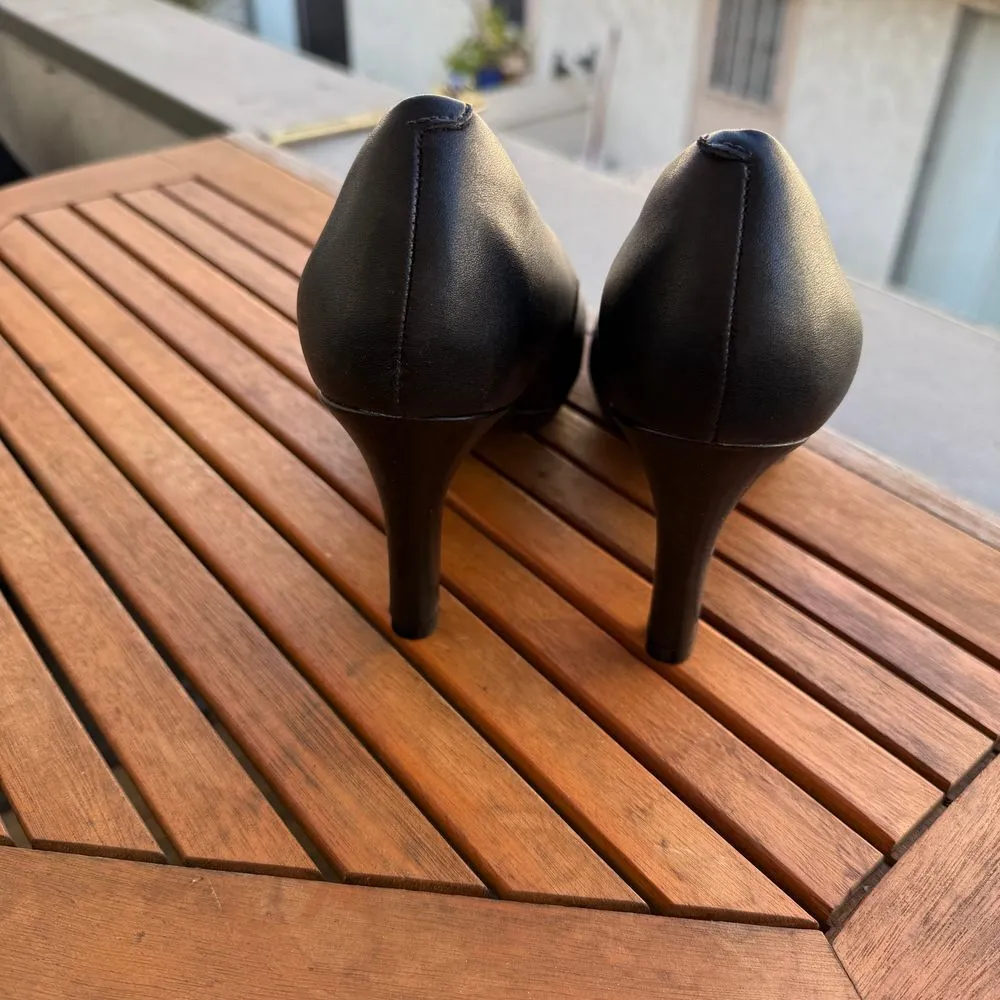 Clarks Classic Black Leather Pumps Office Work Shoes Never Worn Size 8.5 - Image 5