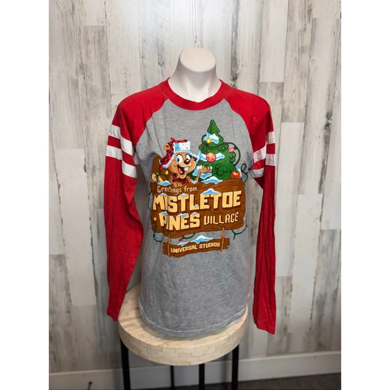 Universal Studios Mistletoe Pines Village Christmas Raglan Tee – Size Medium Gray - Image 3