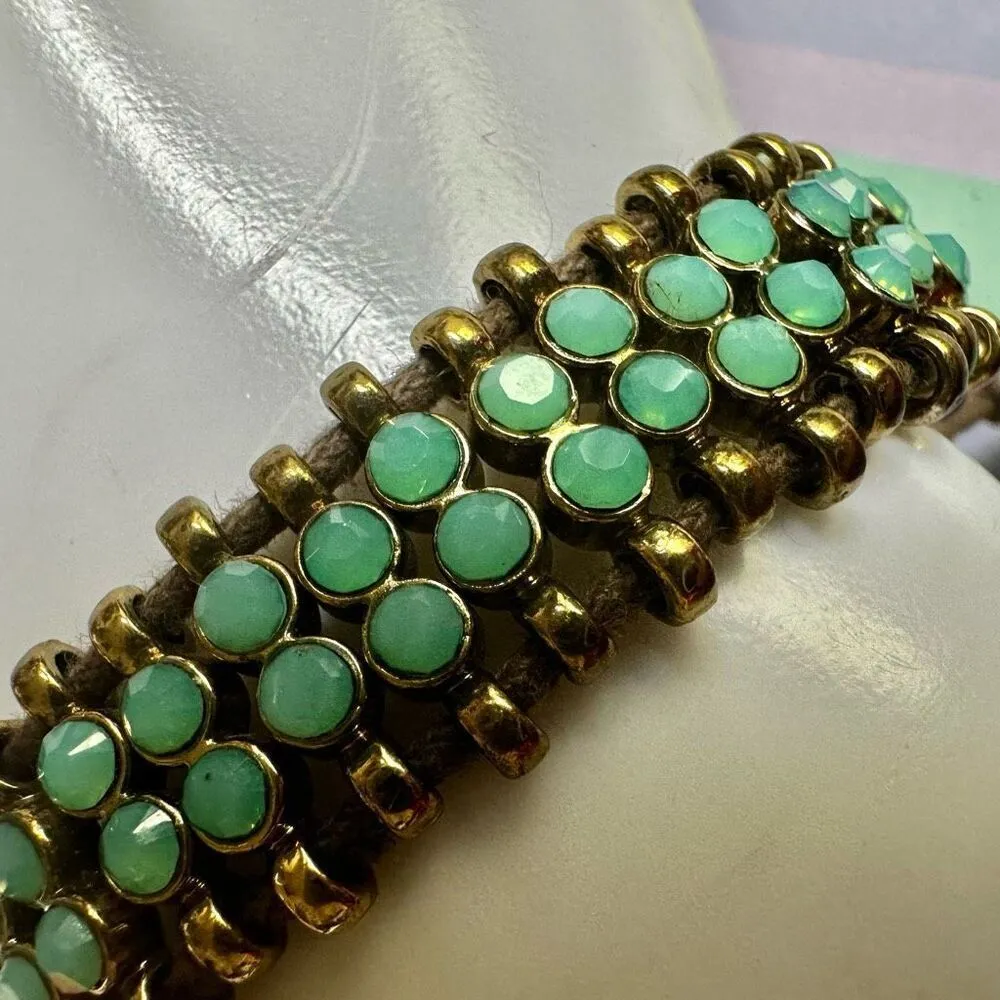 Green beaded brass tone adjustable bracelet - Image 4