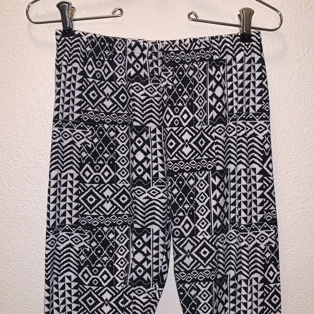 LA 12 ST geometric pattern leggings black white Size undefined - Image 2