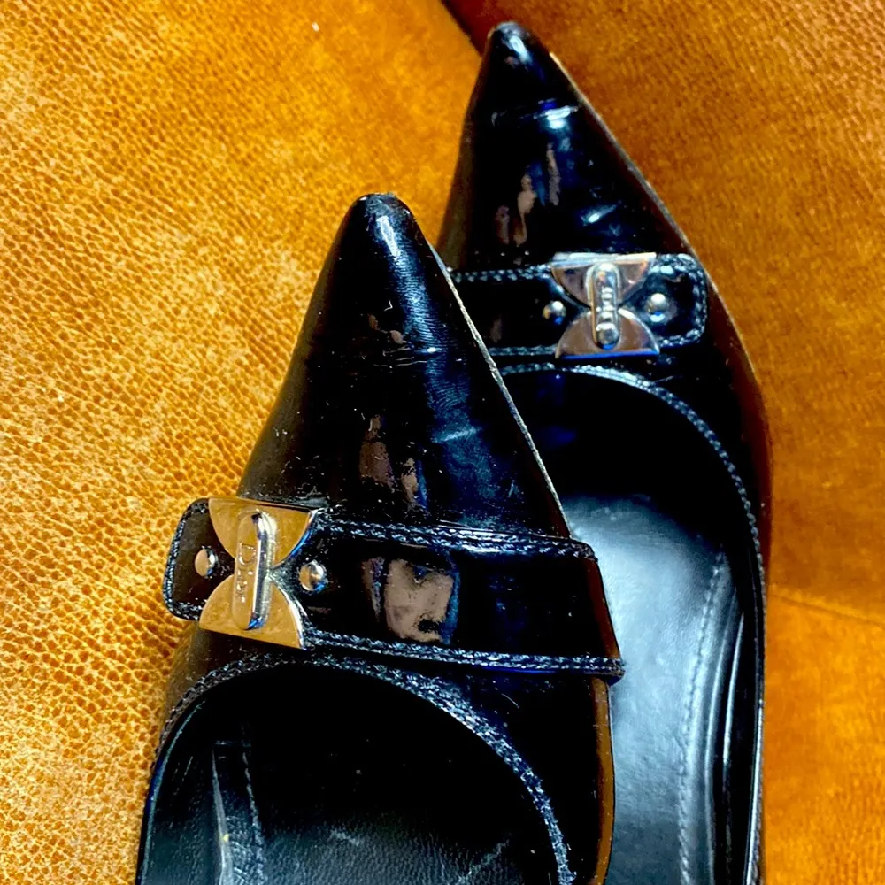 CHRISTIAN DIOR
Patent Leather Pumps Front Silver Logo 42 - Image 2