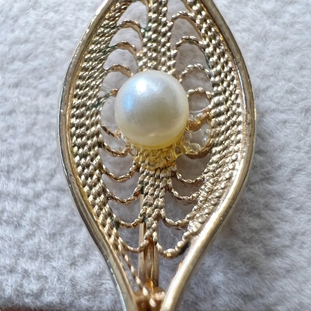 Vintage Sarah Coventry Serene Gold Tone Faux Pearl Leaf Clip on Earrings - Image 4