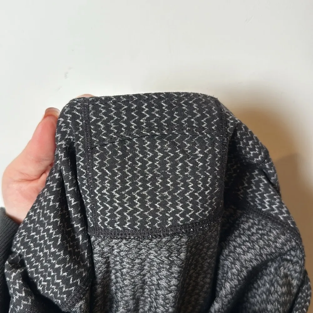 Athleta Women’s Black and White Heartbeat Chaturanga Tight Zigzag Size M - Image 4