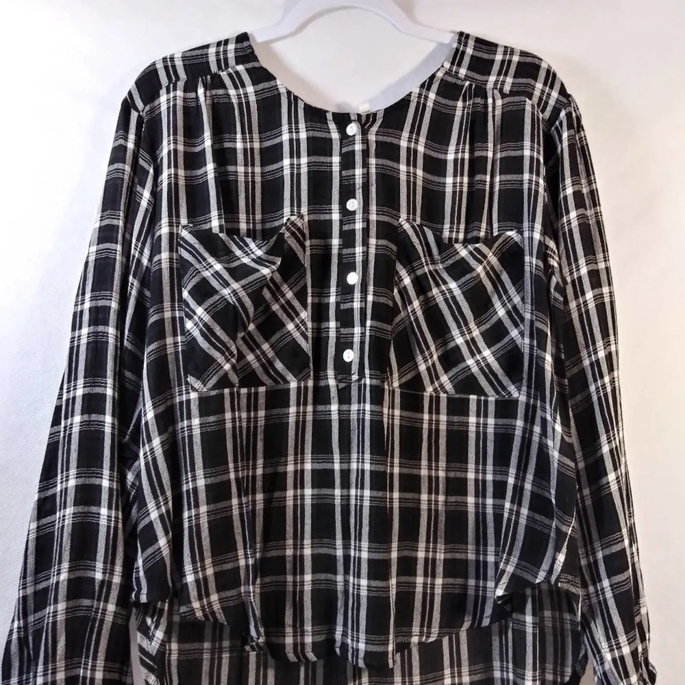 En Creme Black and white Plaid Blouse Size M - Image 2