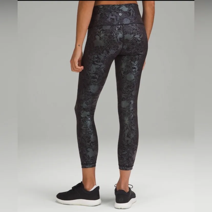 Lululemon Wunder Under High-Rise Tight 25" *Shine
Flourish Black Iridescent Foil - Image 5