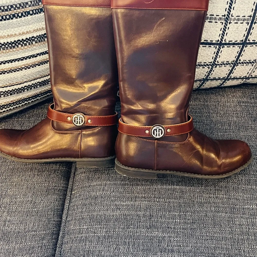 Tommy Hilfiger Andrea Hunter Dark Brown Cognac Saddle Riding Boots Size 5 - Image 4