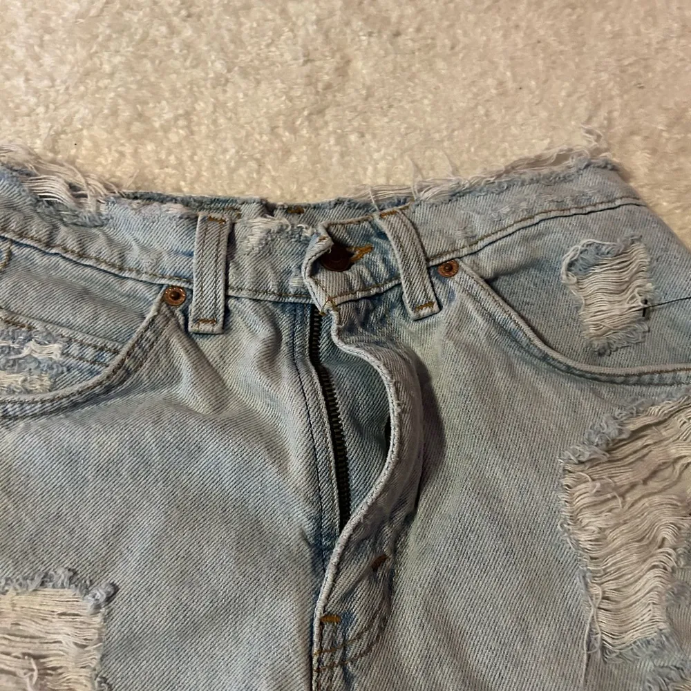 Levi’s‎ light blue distressed shorts orange tab Size 7 - Image 4