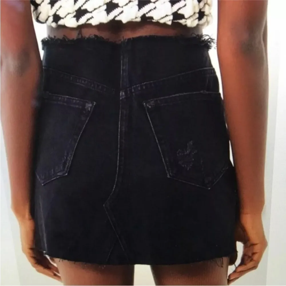 Women’s BDG Urban Outfitters black distressed denim cut off mini skirt size med - Image 3