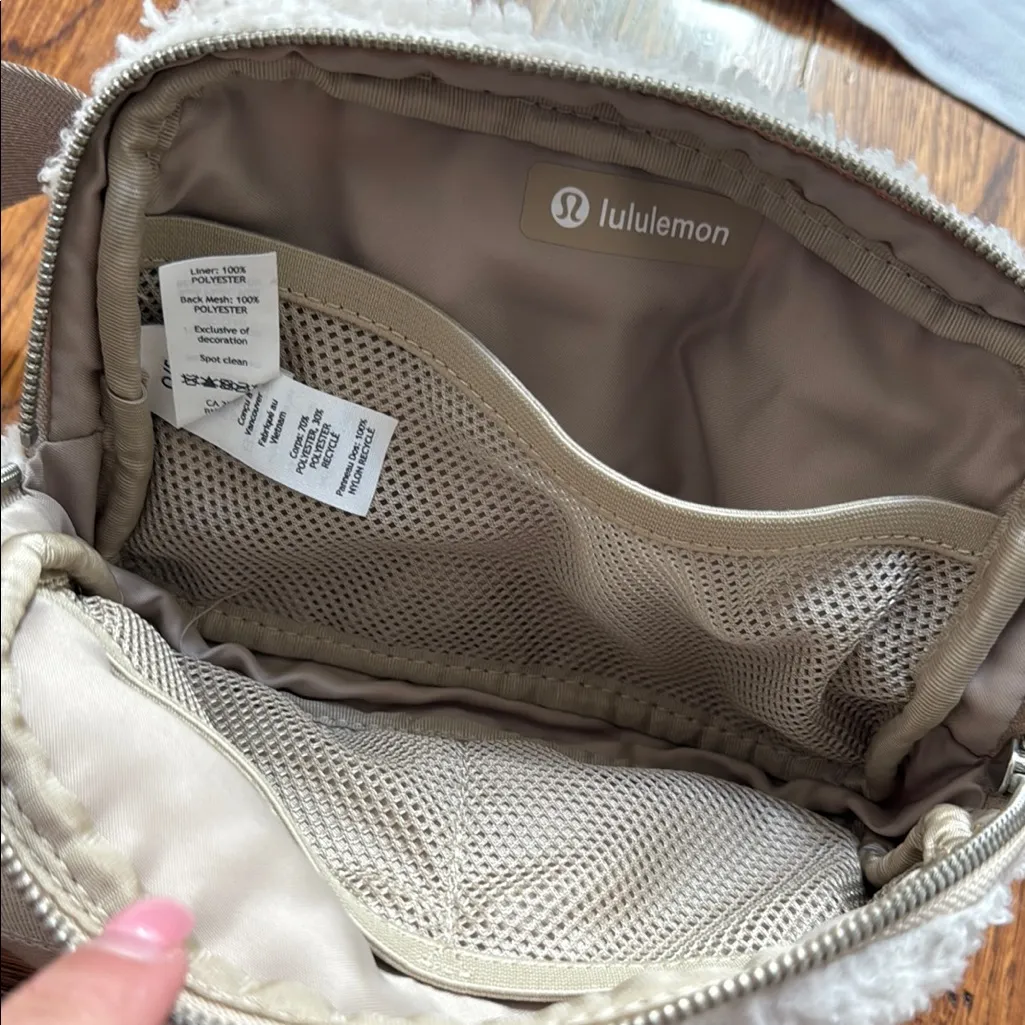 Lululemon nwot Fleece Belt Bag in Cream - Image 5