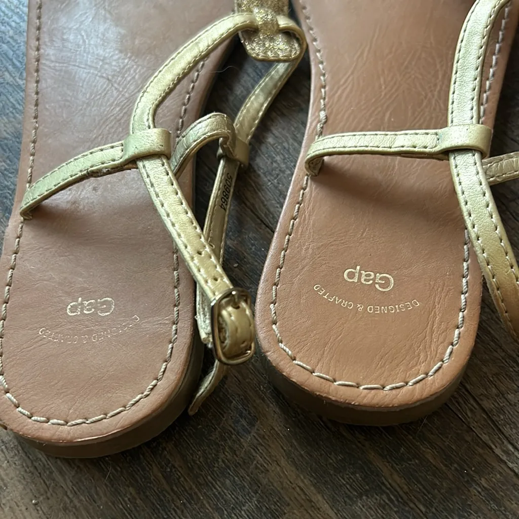Gap Vegan Leather T-Strap Sandals Gold Glitter Size 9‎ - Image 4