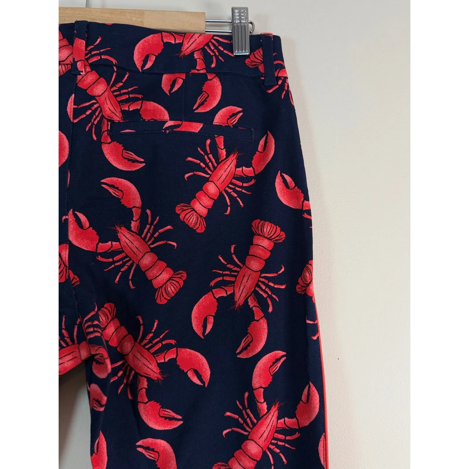 Old Navy Pixie Ankle Pants Women's Size 8 Navy Blue Red Lobster Print - Image 4