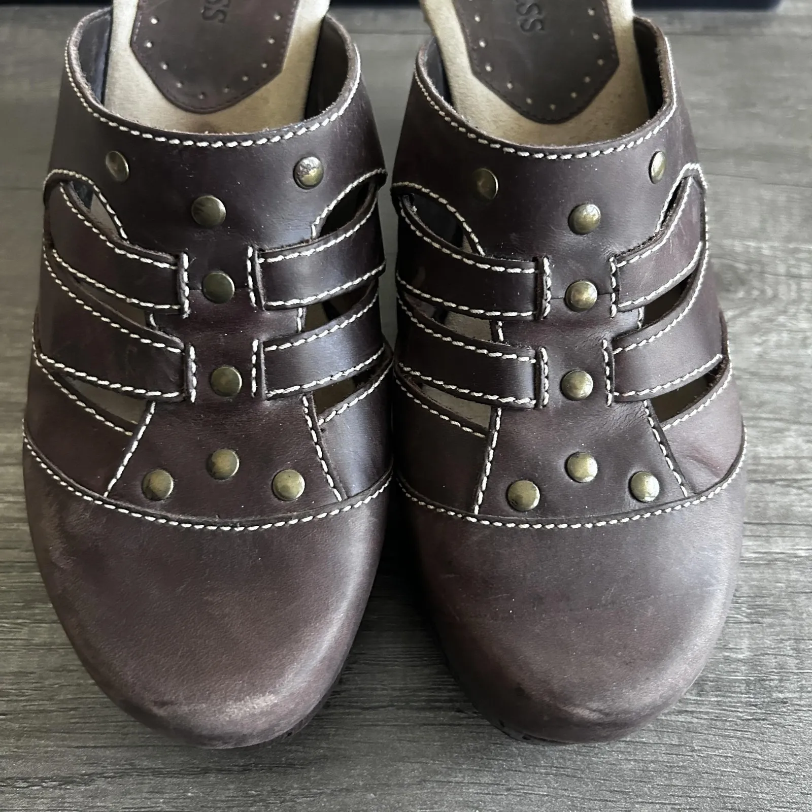 Bass Patsy‎ Shoes Womens Size 8.5 Brown Leather Studded Slip On Wedge Heel Clogs - Image 2