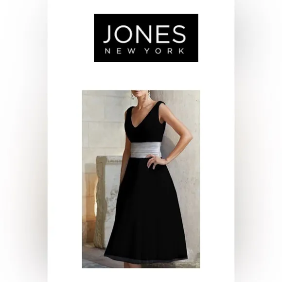 Jones New York Black Short-Sleeve V-Neck 
Elegant Dress 6P - Image 2