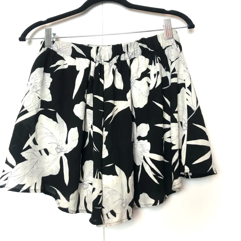 Show Me Your Mumu Carlos Swing Shorts Black & White Floral Orchid Print - Image 6