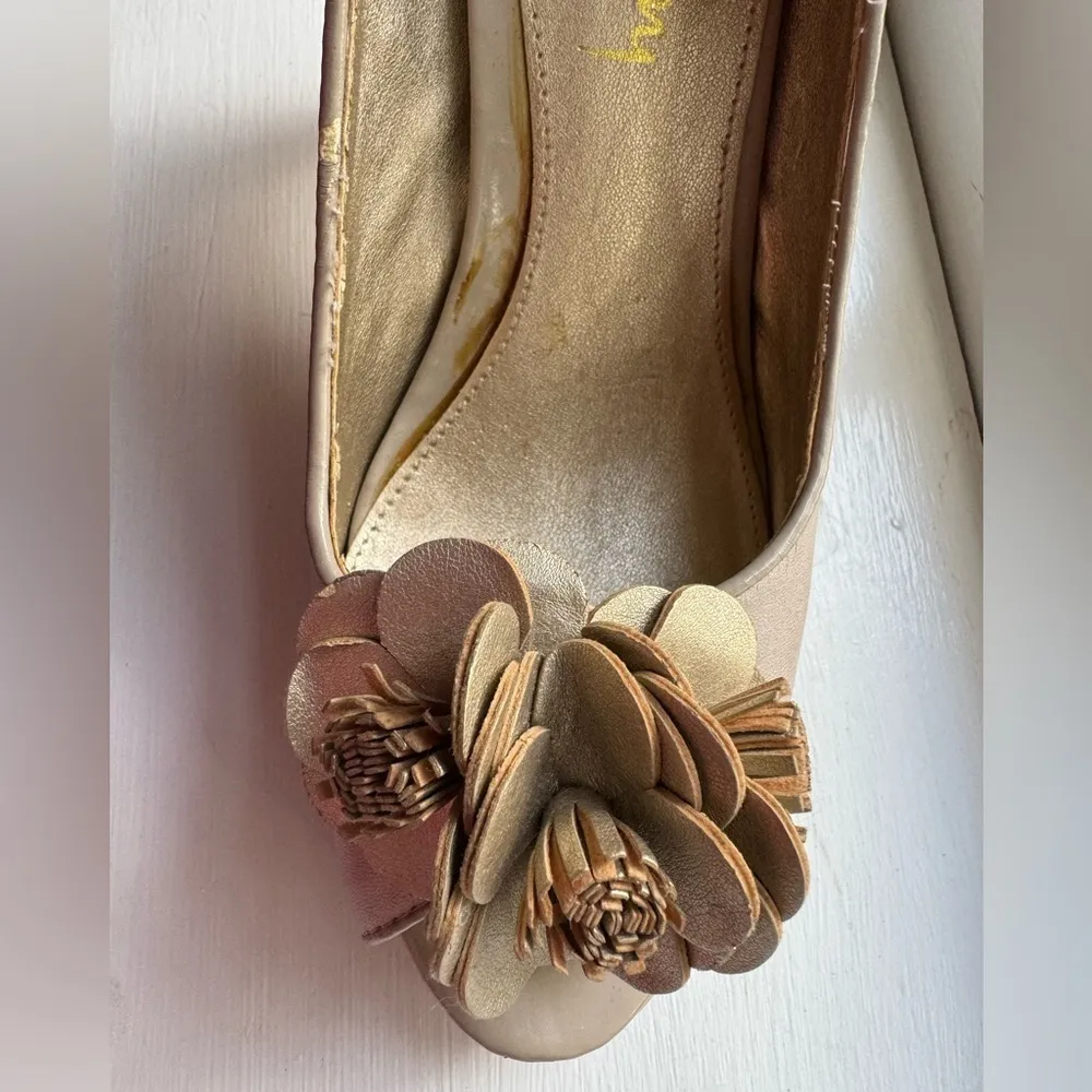 Sam & Libby Taupe Faux Leather 3D Flower Applique Peep Toe Heeled Pumps Sz 6.5M - Image 8