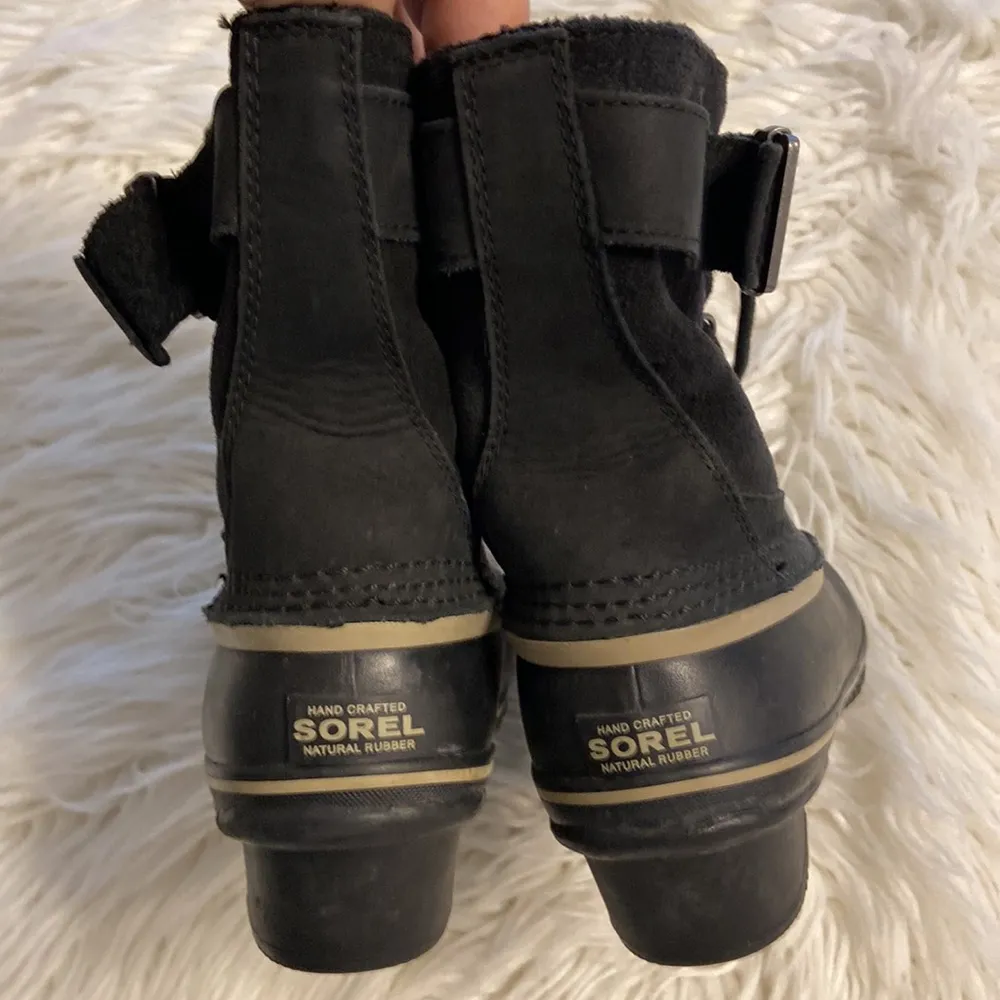 SOREL Boots size 8 color black  and some tan excellent condition see all photos - Image 7