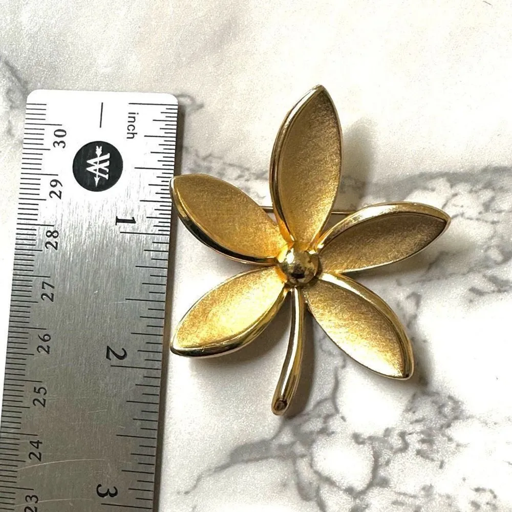Vintage crown Trifari flower brooch - Image 5